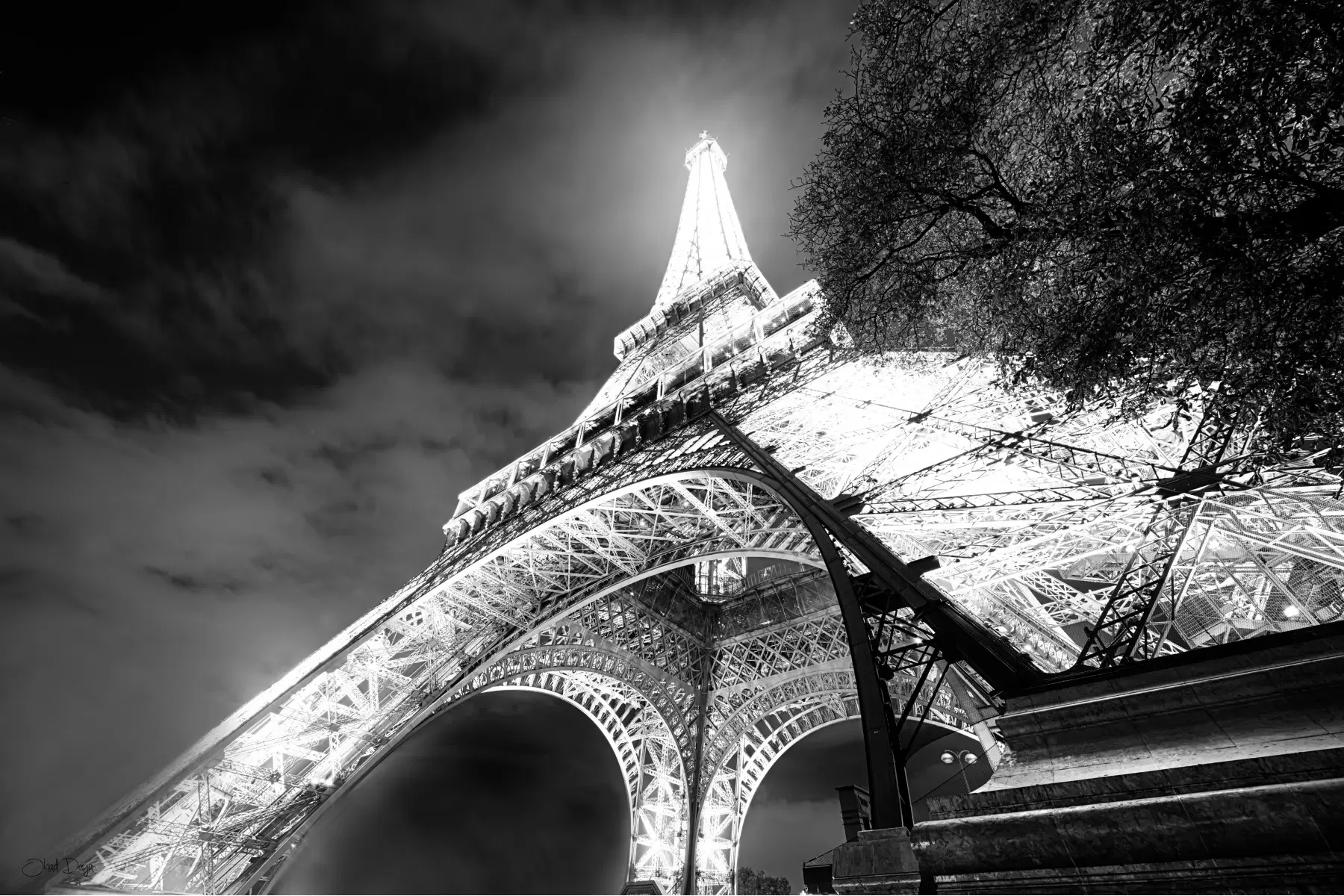 Eiffel Glowing - אוהד דאיה - תמונות אורבניות לסלון תמונות שחור לבן  - מק''ט: 245928