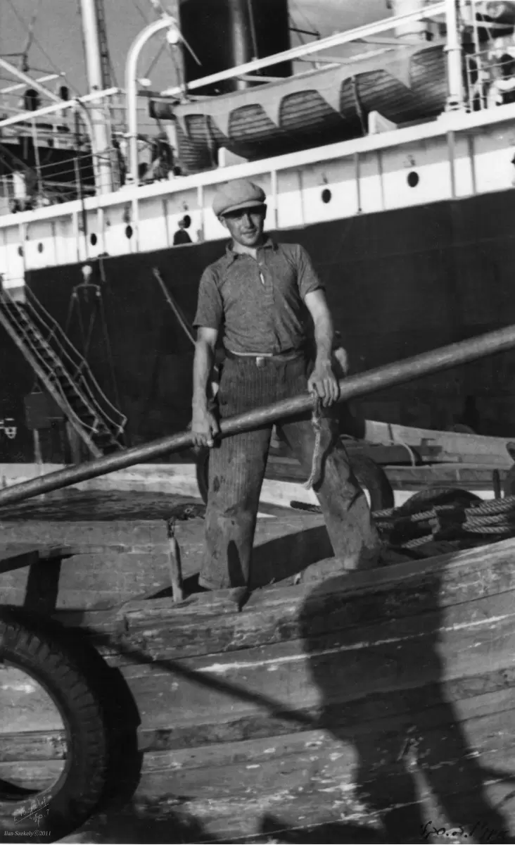 תל אביב 1939 מלח על סירה - דוד לסלו סקלי - תמונות של אנשים  - מק''ט: 145851