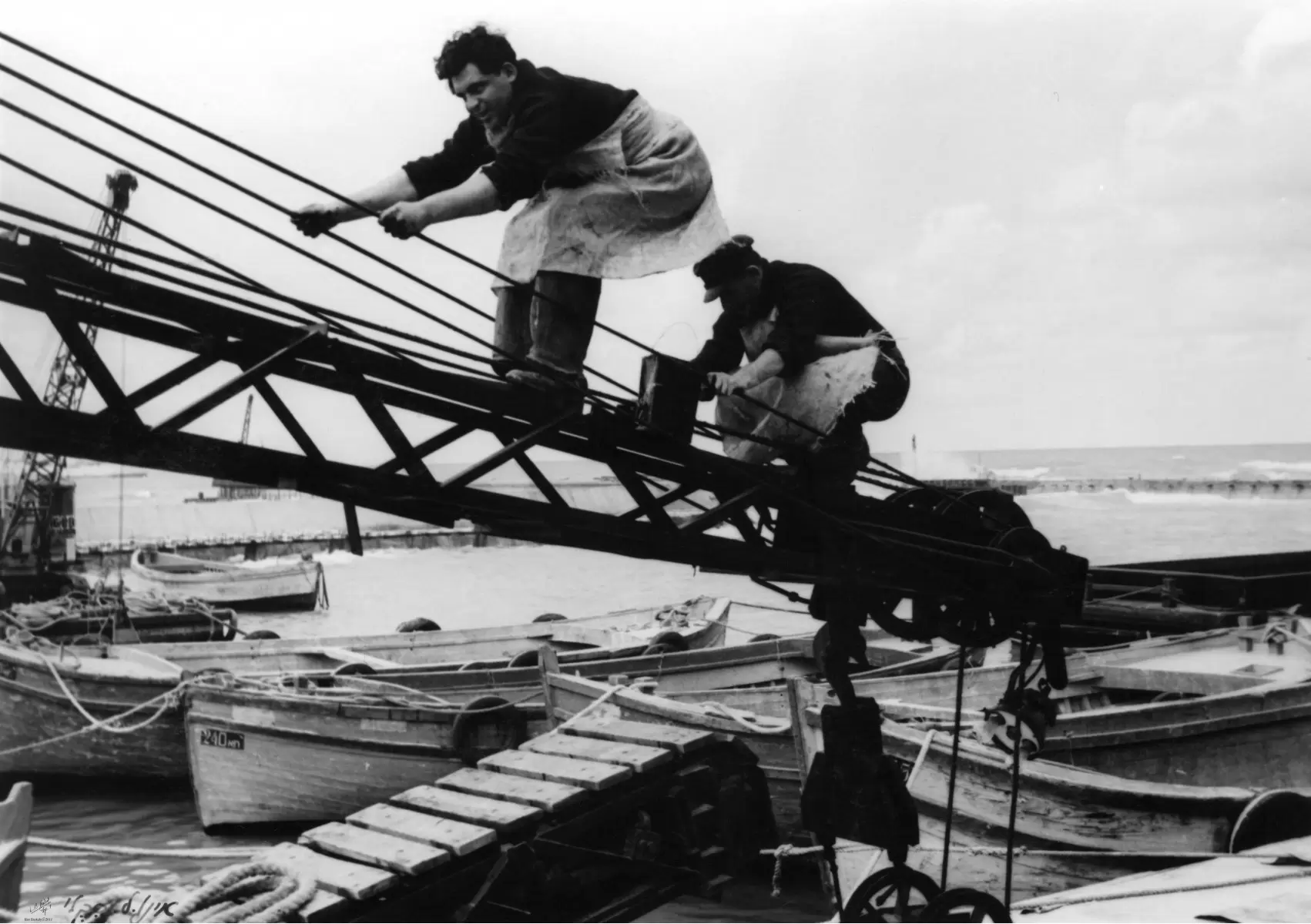 תל אביב 1937 פועלים ומנוף - דוד לסלו סקלי - תמונות למשרד תעשייתי עירוני  - מק''ט: 145987