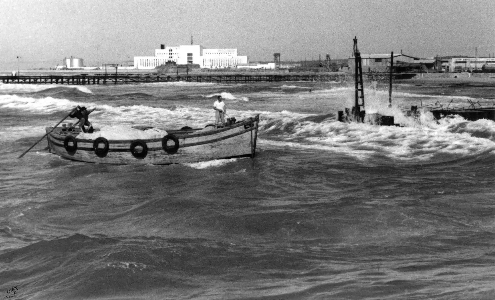 תל אביב 1937 סירה ליד מזח - דוד לסלו סקלי - אלמנטים מהים  - מק''ט: 153311