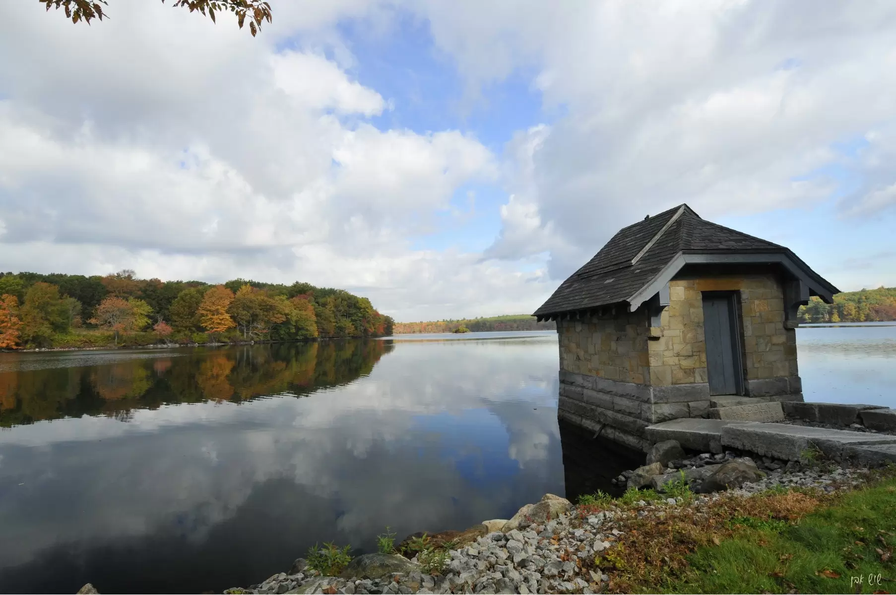 הבית על האגם - שוש אבן - תמונות לסלון כפרי  - מק''ט: 130000