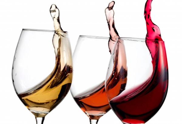 יין נמזג בשפע – Clara Zack | תמונה לסלון בסגנון מודרני