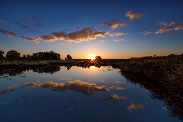 זריחה – יבגני זלבקוב | תמונה לסלון בסגנון כפרי
