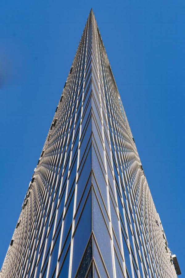 חוד החנית – דורון טאובר | תמונה לסלון בסגנון מודרני