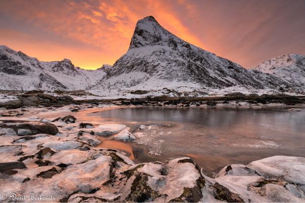 זריחה קפואה – דורית ברקוביץ | תמונה לסלון בסגנון מודרני
