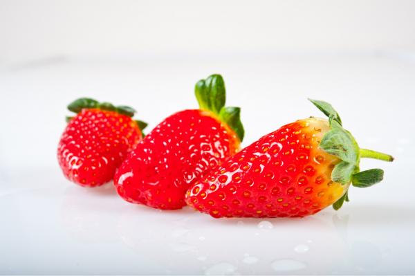 תותים – אילן עמיחי | תמונה לסלון בסגנון מודרני