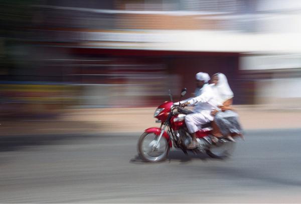 הודו בתנוע – אילן עמיחי | תמונה לסלון בסגנון מודרני