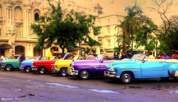 מכוניות קובניות – מתן הירש | תמונה לסלון בסגנון אורבני