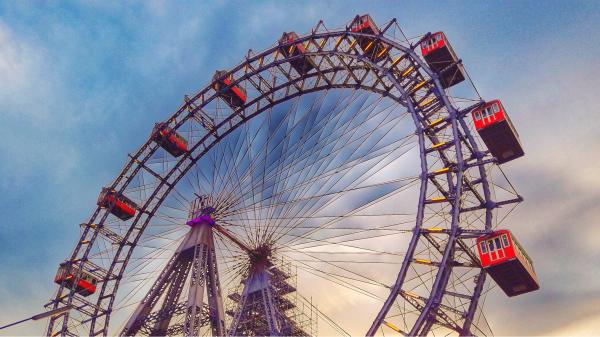 גלגל ענק בוינה – מתן הירש | תמונה לסלון בסגנון מודרני