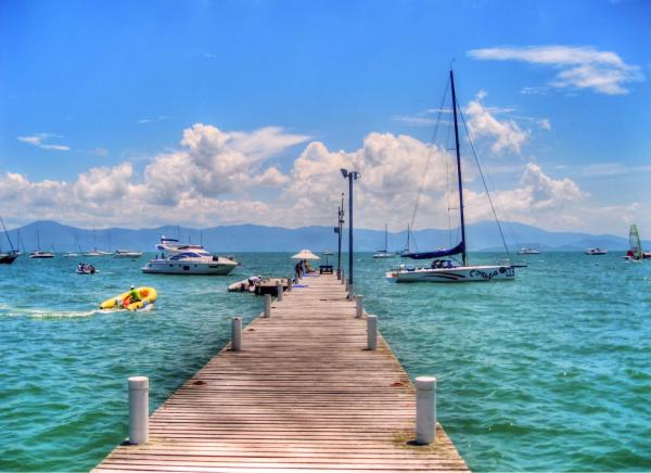 רציף, סירות וים – מתן הירש | תמונה לסלון בסגנון צבעוני