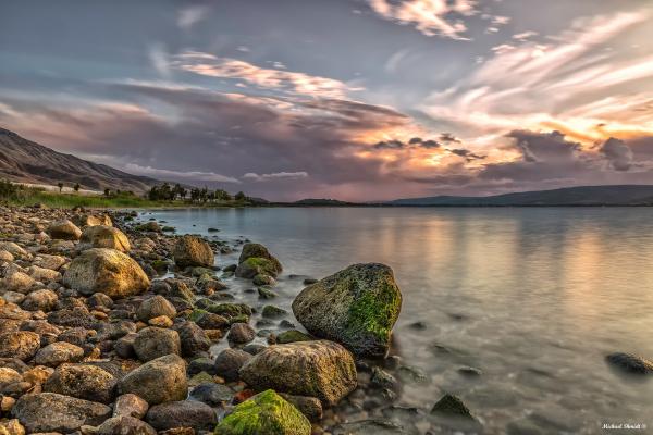 כנרת של שלווה.. – מיכאל שמידט | תמונה לסלון בסגנון מודרני