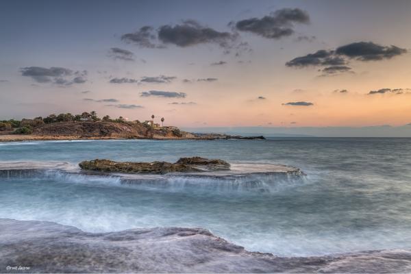 שמורת חוף אכזיב – מיכאל שמידט | תמונה לסלון בסגנון מודרני