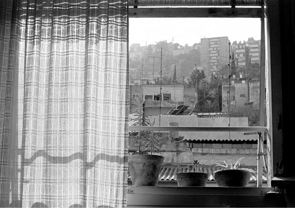 חלון לעיר – מיכל פרטיג | תמונה לסלון בסגנון מודרני