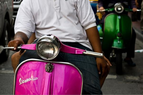 או ירוק או סגול – ניר אלון | תמונה לסלון בסגנון מודרני