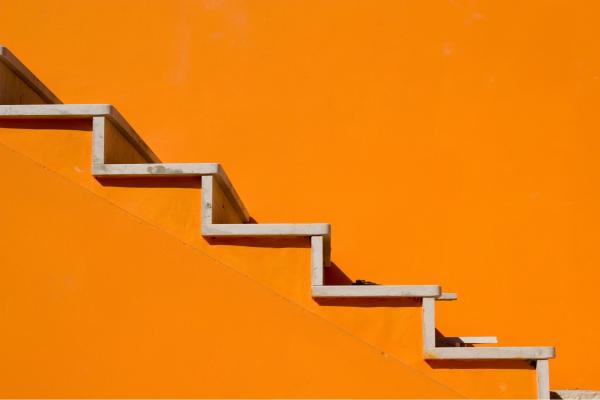 כתום עולה... – ניר אלון | תמונה לסלון בסגנון מודרני