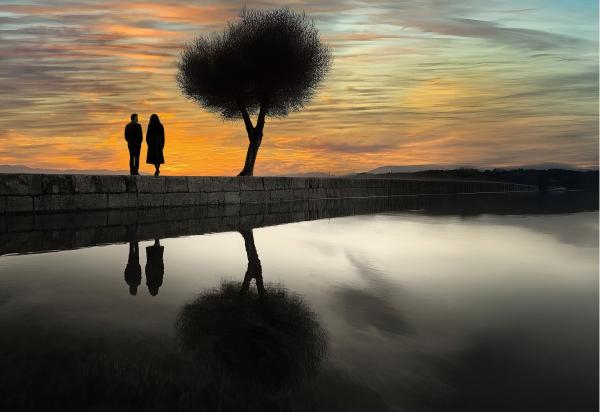 שקיעה לשניים – יניב גרינברג | תמונה לסלון בסגנון מודרני