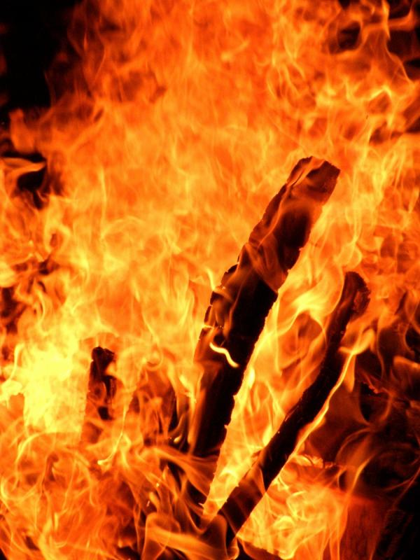 מדורה – משה יפה | תמונה לסלון בסגנון מודרני