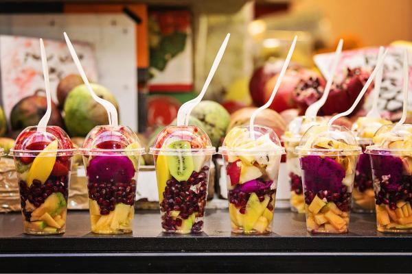 סלט פירות בכוס – ויויאן נתן | תמונה לסלון בסגנון מודרני