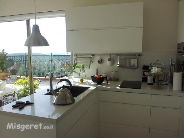 מבט אל המטבח בחלל הלופט