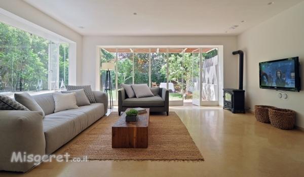 חלונות הסלון לכיוון הגינה