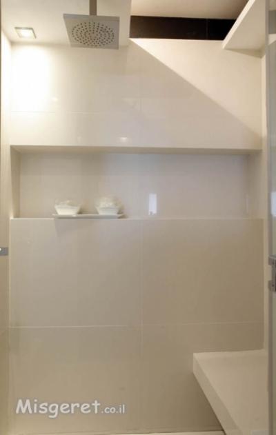 מקלחון בנוי