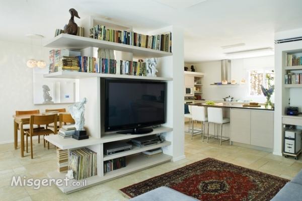 מבט אל המטבח ופינת עבודה 