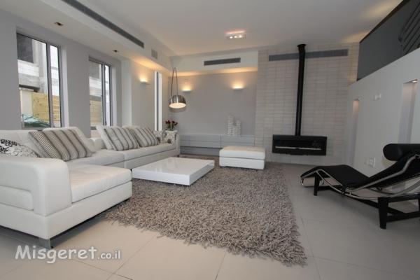 בית בהוד השרון, חלל סלון