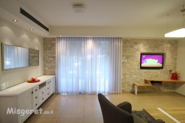 מבט אל הסלון המעוצב