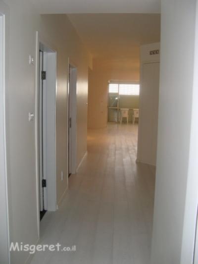 מעבר  לאזור החדרים