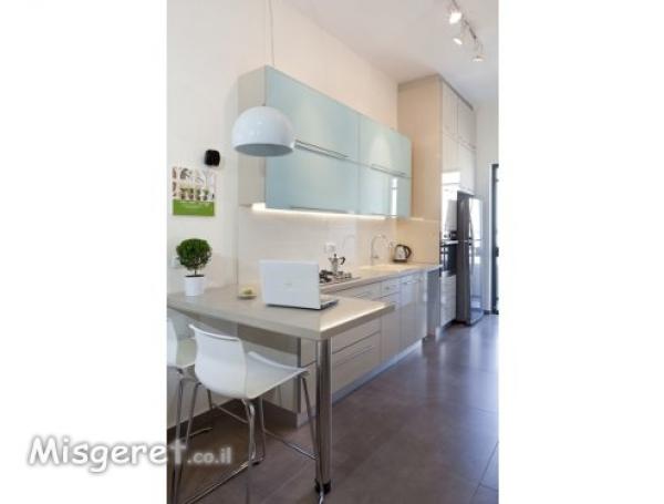 מטבח עם מקומות אחסון לרב