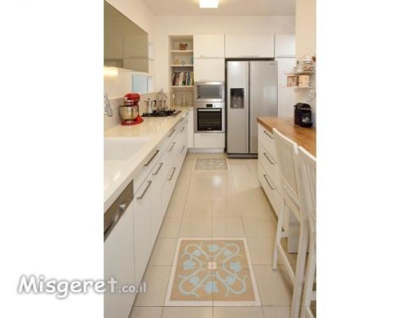 מטבח עם מקומות אחסון לרב