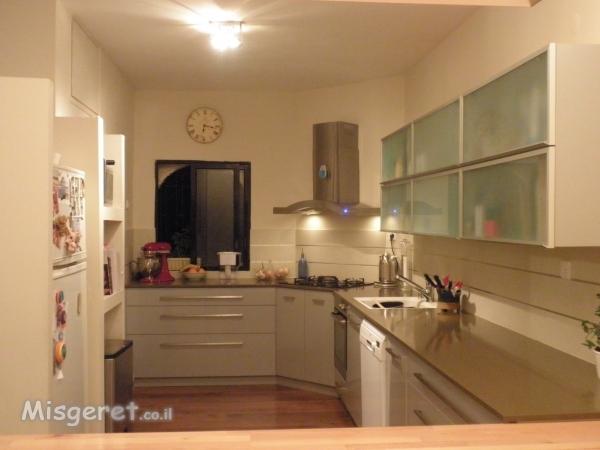 מבט למטבח מפינת האוכל