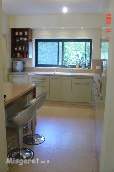 מטבח בשילוב חומרי גמר