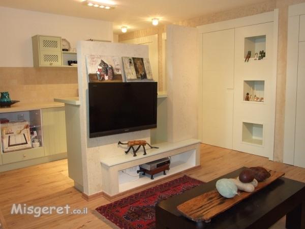 סלון  וקיר תוחם