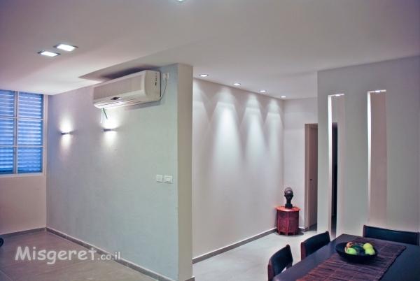 מבט מפינת האוכל לכניסה