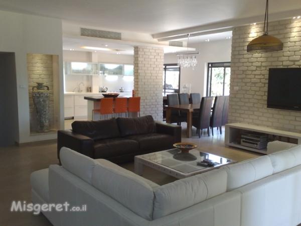 סלון בבית פרטי במצפה עדי