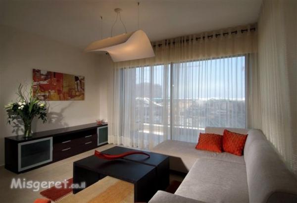 סלון בדירה לדוגמא במגדל מ