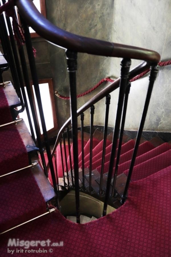 מדרגות מעוגלות 