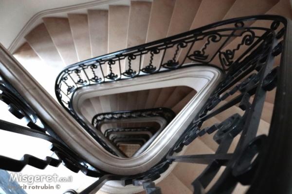 מדרגות עם פרזול שחור 