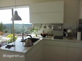 מבט אל המטבח בחלל הלופט