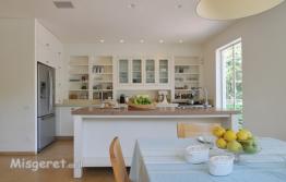 מטבח לבן עם אי עבודה