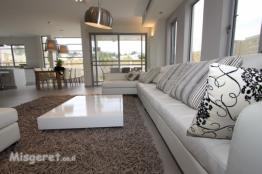 בית בהוד השרון, חלל סלון