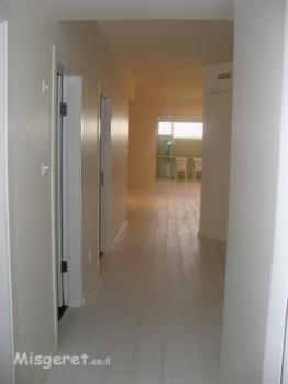 מעבר  לאזור החדרים