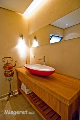 ארון הכיור בשירותי אורחים