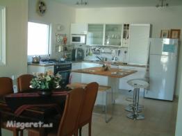 מטבח פתוח לפינת האוכל ולס