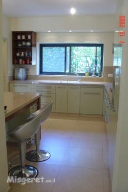 מטבח בשילוב חומרי גמר