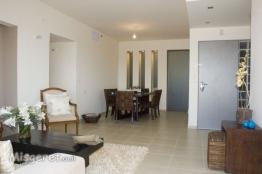 מבט לפינת האוכל