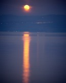 תמונה של ירח על המים | תמונות