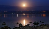 תמונה של ירח על כנרת סגולה | תמונות