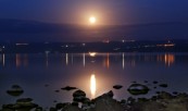 תמונה של ירח על כנרת סגולה | תמונות